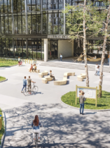 Ambiance 3D d'un parvis aménagé devant une faculté avec le mobilier bois Skol'R