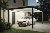 Rendu 3D avec un éclairage de nuit, d'un carport en aluminium ral 7016 adossé à une maison.